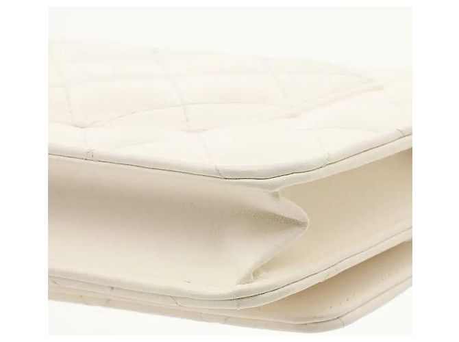 Chanel Un modello Wallet on Chain che completa una silhouette sofisticata utilizzando pelle di agnello soft-touch. Combinando le funzioni di portafoglio e borsa, all'interno sono configurati ampi scomparti per carte e tasche, - vista 7
