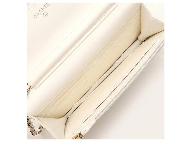 Chanel Un modello Wallet on Chain che completa una silhouette sofisticata utilizzando pelle di agnello soft-touch. Combinando le funzioni di portafoglio e borsa, all'interno sono configurati ampi scomparti per carte e tasche, - vista 8