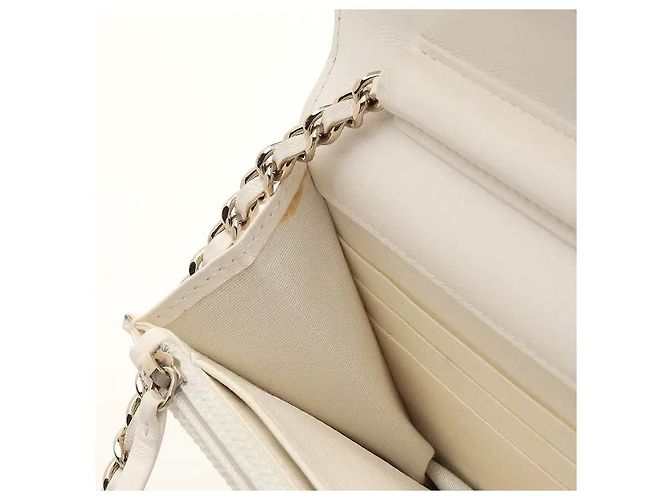 Chanel Un modello Wallet on Chain che completa una silhouette sofisticata utilizzando pelle di agnello soft-touch. Combinando le funzioni di portafoglio e borsa, all'interno sono configurati ampi scomparti per carte e tasche, - vista 9