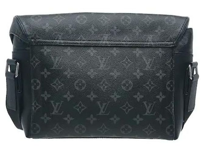 Louis Vuitton Realizzata in canvas Monogram Eclipse, questa borsa a tracolla vanta un'estetica distintamente moderna e un'eccellente durata. La combinazione di toni sobri in nero e grigio le conferisce un tocco sofisticato, ed è - vista 2