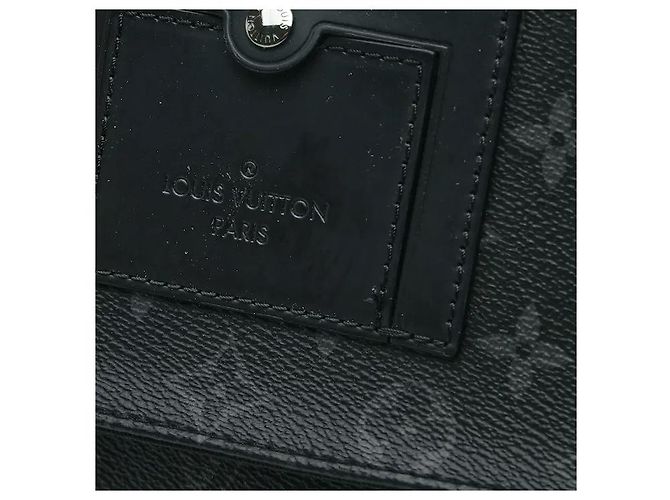 Louis Vuitton Realizzata in canvas Monogram Eclipse, questa borsa a tracolla vanta un'estetica distintamente moderna e un'eccellente durata. La combinazione di toni sobri in nero e grigio le conferisce un tocco sofisticato, ed è - vista 3