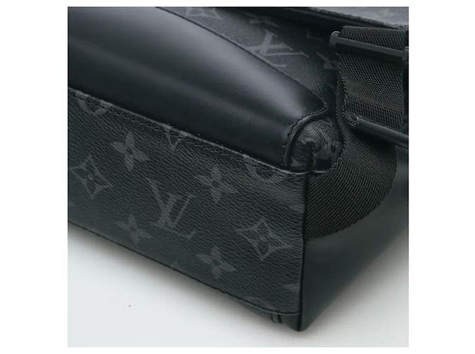 Louis Vuitton Realizzata in canvas Monogram Eclipse, questa borsa a tracolla vanta un'estetica distintamente moderna e un'eccellente durata. La combinazione di toni sobri in nero e grigio le conferisce un tocco sofisticato, ed è - vista 4
