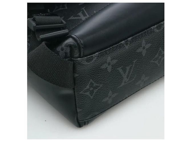 Louis Vuitton Realizzata in canvas Monogram Eclipse, questa borsa a tracolla vanta un'estetica distintamente moderna e un'eccellente durata. La combinazione di toni sobri in nero e grigio le conferisce un tocco sofisticato, ed è - vista 5