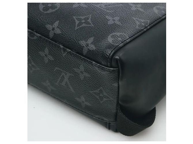 Louis Vuitton Realizzata in canvas Monogram Eclipse, questa borsa a tracolla vanta un'estetica distintamente moderna e un'eccellente durata. La combinazione di toni sobri in nero e grigio le conferisce un tocco sofisticato, ed è - vista 6