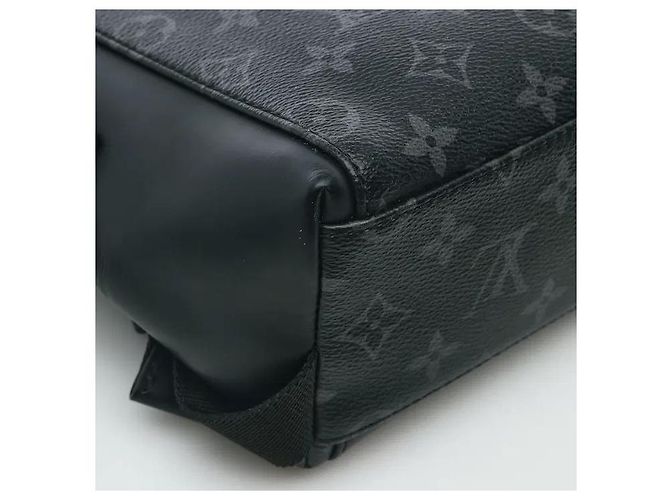 Louis Vuitton Realizzata in canvas Monogram Eclipse, questa borsa a tracolla vanta un'estetica distintamente moderna e un'eccellente durata. La combinazione di toni sobri in nero e grigio le conferisce un tocco sofisticato, ed è - vista 7