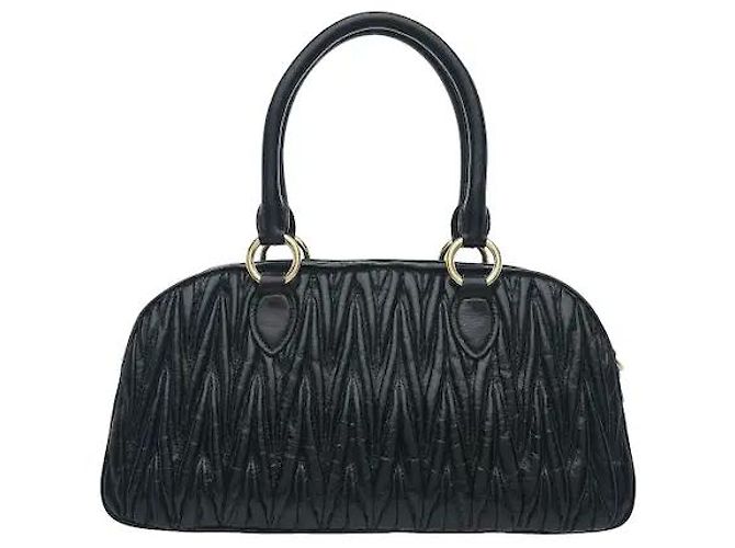 Made using Miu Miu's iconic, sophisticated Matelasse technique, this delivers both a three-dimensional texture and an elegant atmosphere. The soft leather material develops natural charm with use, Black - view 2
