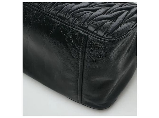 Made using Miu Miu's iconic, sophisticated Matelasse technique, this delivers both a three-dimensional texture and an elegant atmosphere. The soft leather material develops natural charm with use, Black - view 5