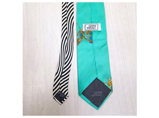 Cravatta in seta Gianni Versace anni '90 con bandiere Multicolore - vista 9