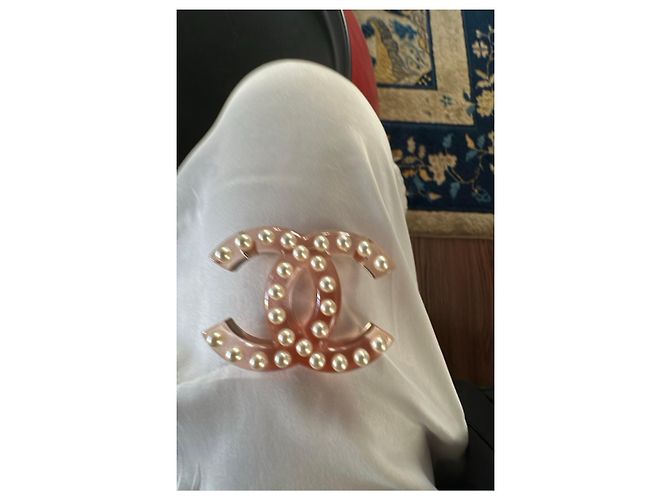 Spilla Chanel CC in resina rosa e perle Bianco - vista 12