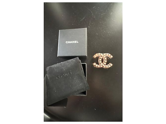 Spilla Chanel CC in resina rosa e perle Bianco - vista 4