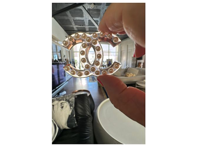 Spilla Chanel CC in resina rosa e perle Bianco - vista 5