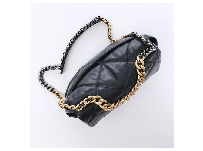 Chanel Chanel 19 Large Leather Chain Shoulder Bag in Black 30157954 Rosso - vista 9