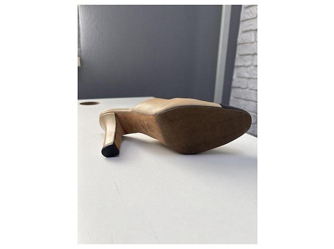 Mules Chanel in pelle beige e nera Taglia 40 Usato - vista 10