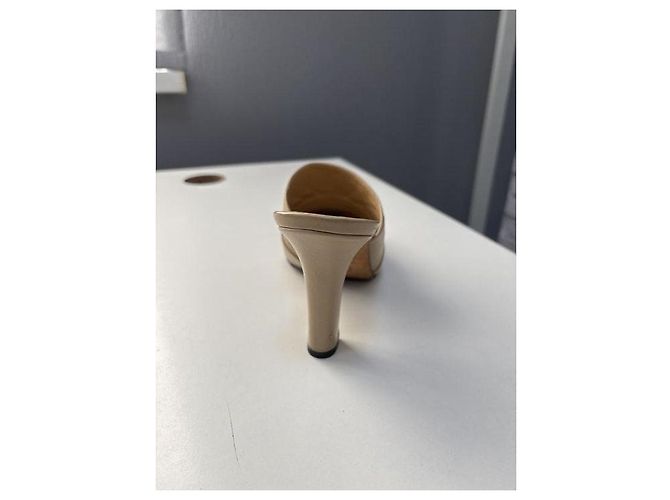 Mules Chanel in pelle beige e nera Taglia 40 Usato - vista 3