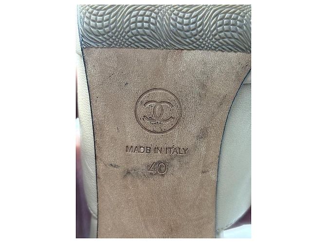 Mules Chanel in pelle beige e nera Taglia 40 Usato - vista 4