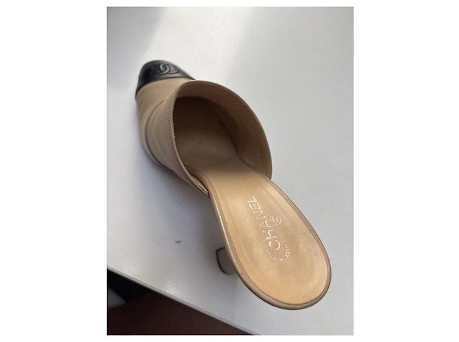 Mules Chanel in pelle beige e nera Taglia 40 Usato - vista 5