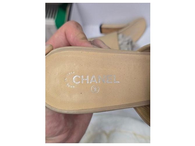 Mules Chanel in pelle beige e nera Taglia 40 Usato - vista 7