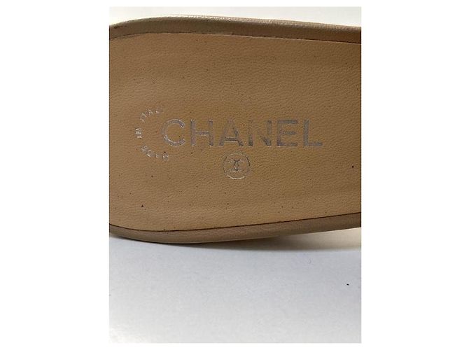 Mules Chanel in pelle beige e nera Taglia 40 Usato - vista 9