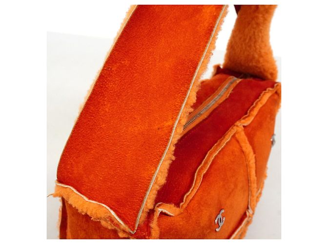 Borsa a tracolla Chanel in shearling arancione - vista 11