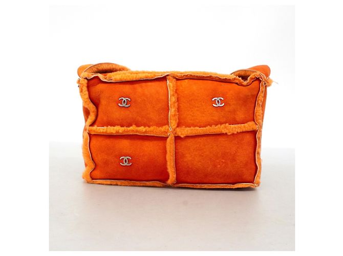 Borsa a tracolla Chanel in shearling arancione - vista 13