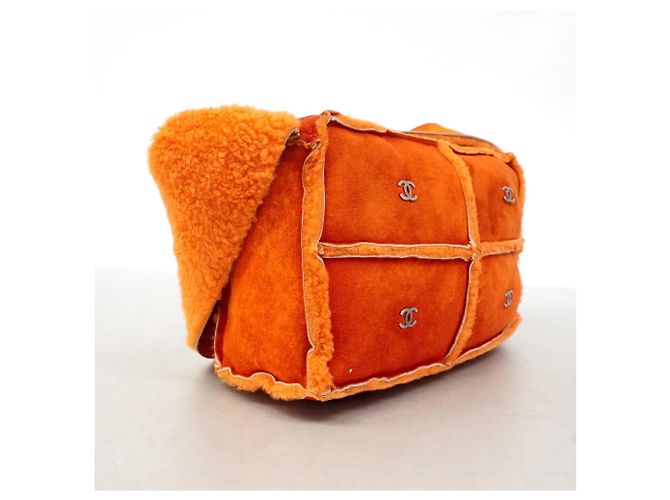 Borsa a tracolla Chanel in shearling arancione - vista 2