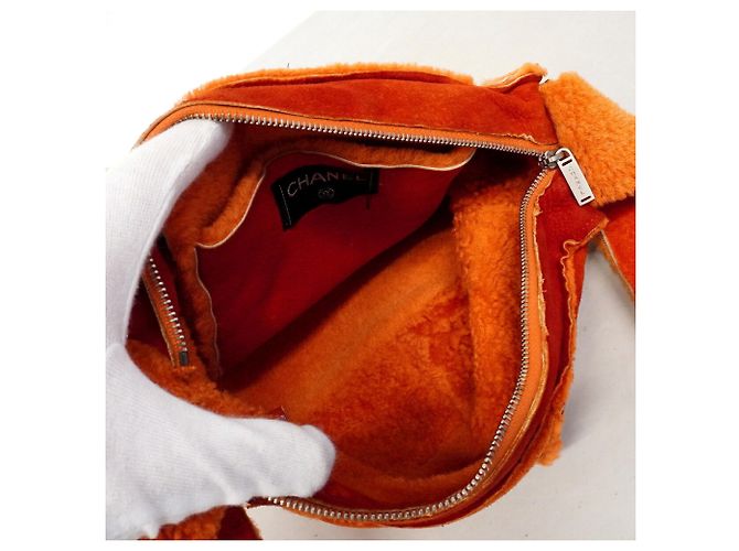 Borsa a tracolla Chanel in shearling arancione - vista 4