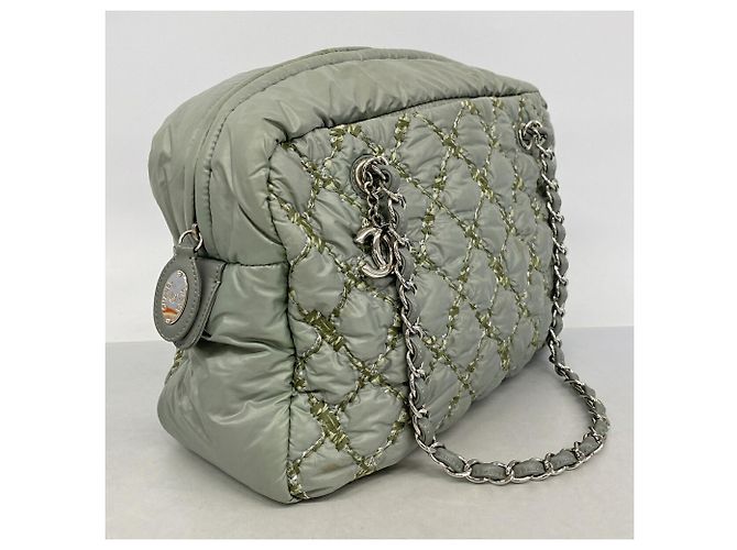 Saco Tote Chanel em nylon verde - vista 2