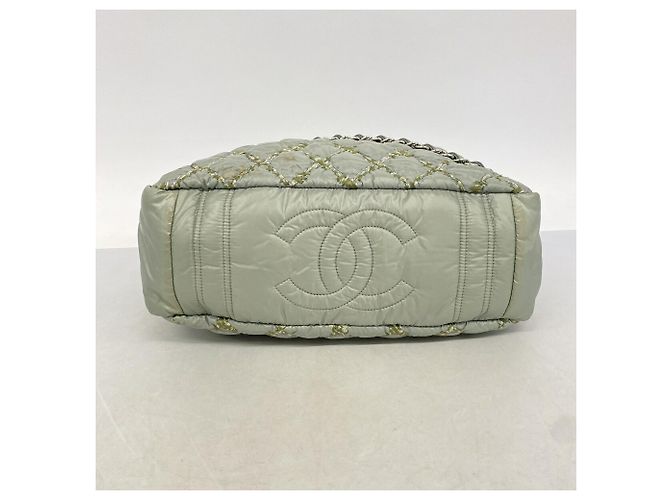 Saco Tote Chanel em nylon verde - vista 3