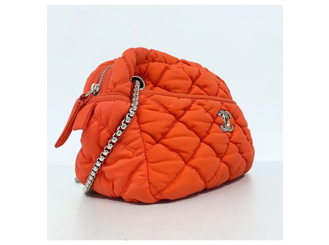 Borsa a tracolla Chanel in nylon trapuntato rosso Bubble - vista 2
