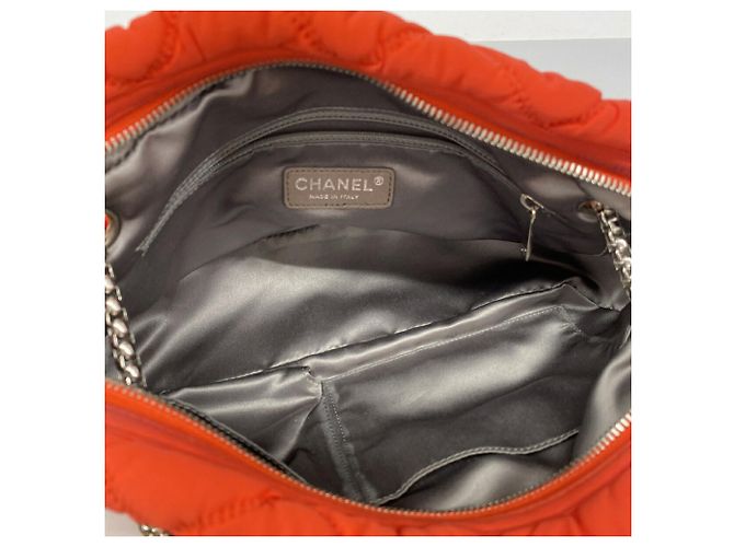 Borsa a tracolla Chanel in nylon trapuntato rosso Bubble - vista 4