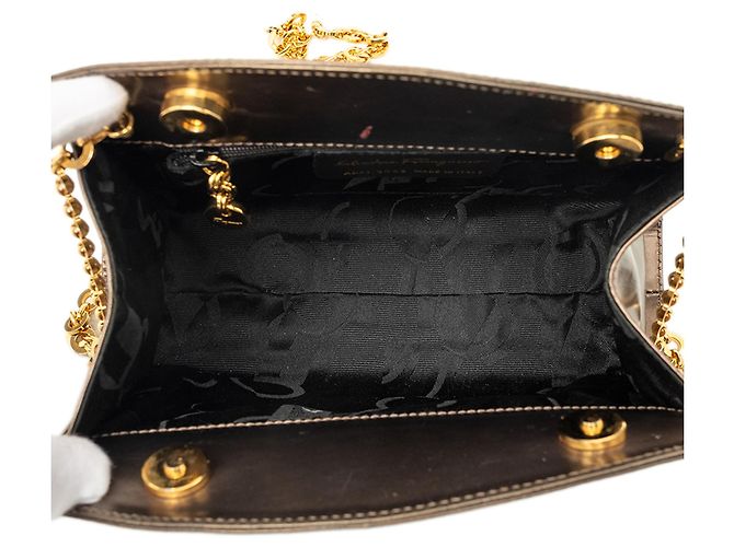 Salvatore Ferragamo Borsa a tracolla con catena Ferragamo in vitello metallizzato marrone Bronzo - vista 4