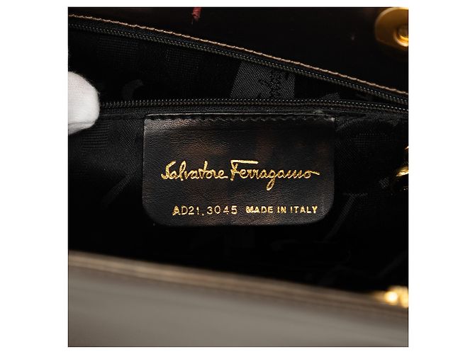Salvatore Ferragamo Borsa a tracolla con catena Ferragamo in vitello metallizzato marrone Bronzo - vista 5