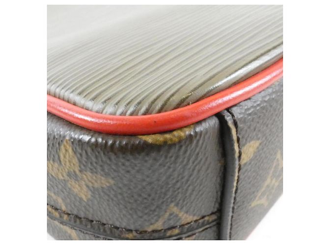 Borsa a tracolla Louis Vuitton Monogram Epi Danube PM Marrone Cachi - vista 3