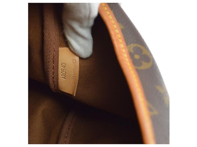 Louis Vuitton Saumur Monogram 35 Marrone - vista 5