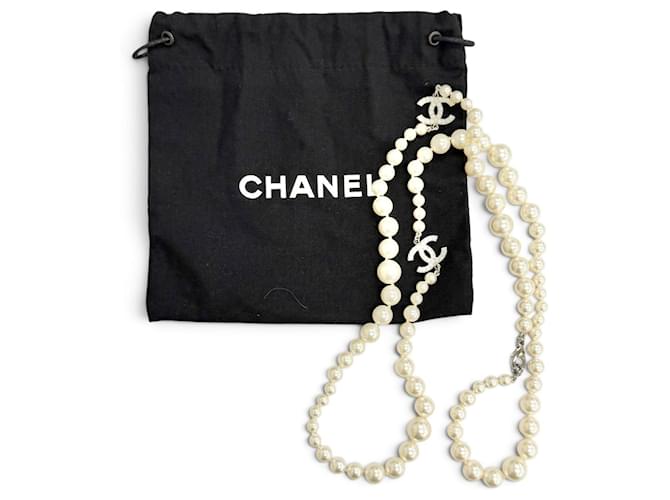 Collana di perle lunga Chanel A14V Coco Mark Argento Bianco - vista 2