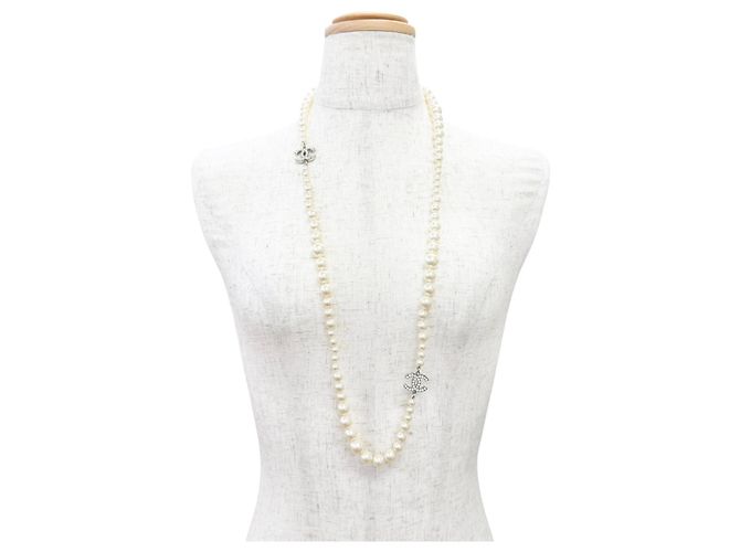 Collana di perle lunga Chanel A14V Coco Mark Argento Bianco - vista 3