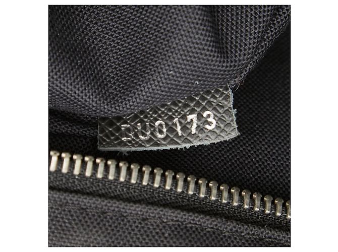 Borsa a tracolla Louis Vuitton Taiga Roman PM Nero Grigio - vista 12