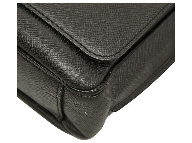 Borsa a tracolla Louis Vuitton Taiga Roman PM Nero Grigio - vista 4