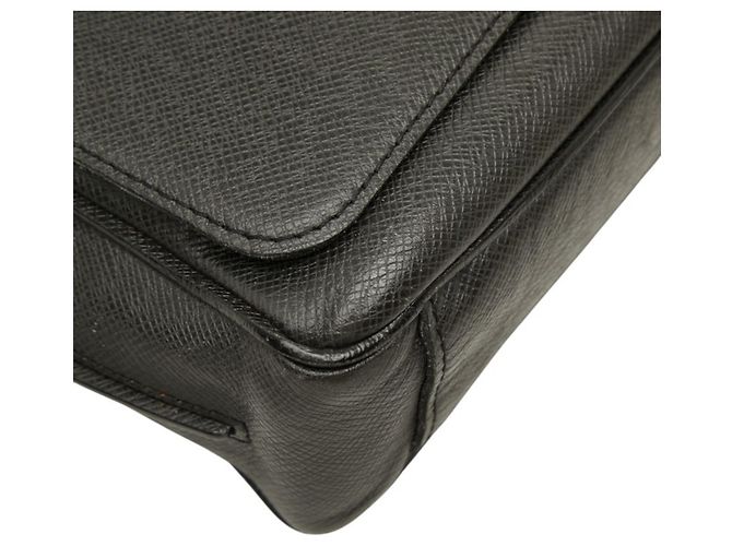 Borsa a tracolla Louis Vuitton Taiga Roman PM Nero Grigio - vista 5