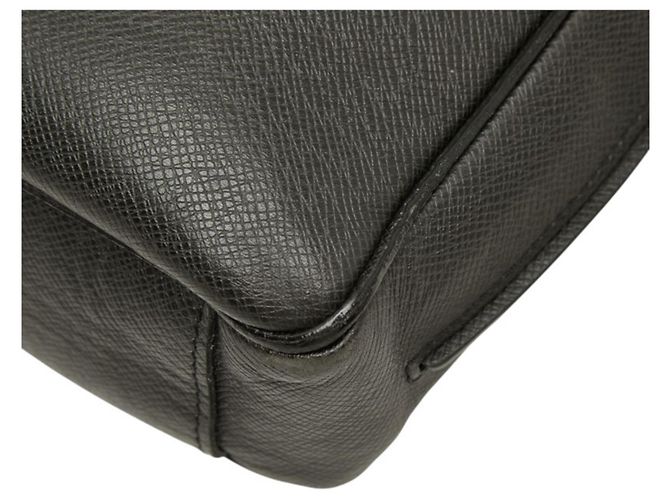 Borsa a tracolla Louis Vuitton Taiga Roman PM Nero Grigio - vista 6