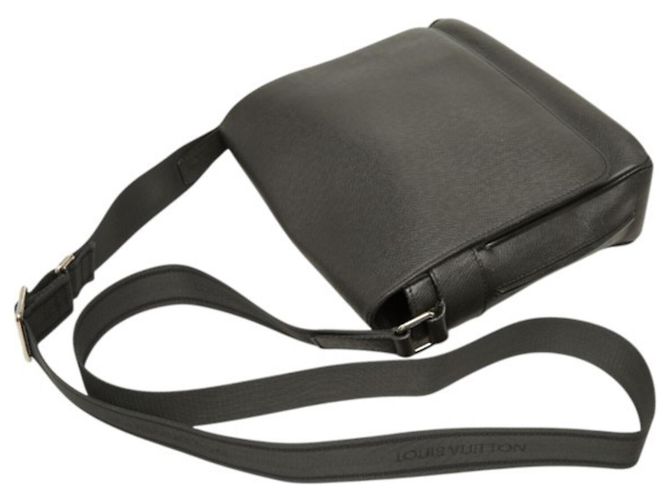 Borsa a tracolla Louis Vuitton Taiga Roman PM Nero Grigio - vista 8