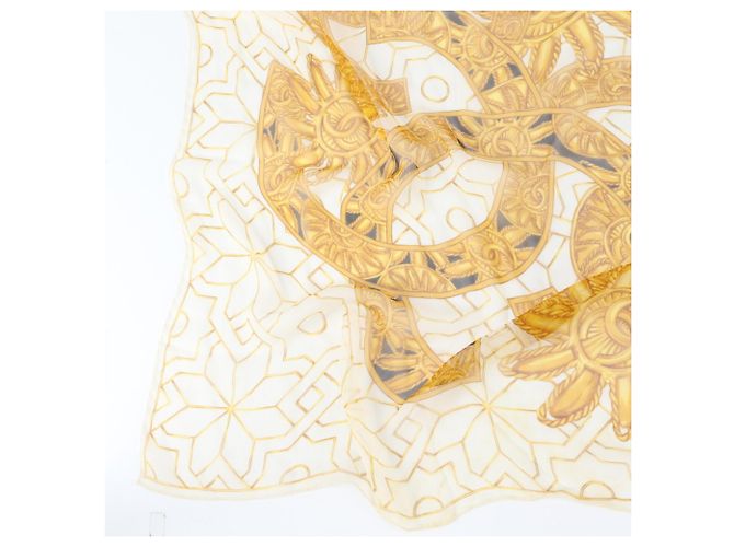 Foulard Chanel in seta Coco Mark beige e oro D'oro - vista 4
