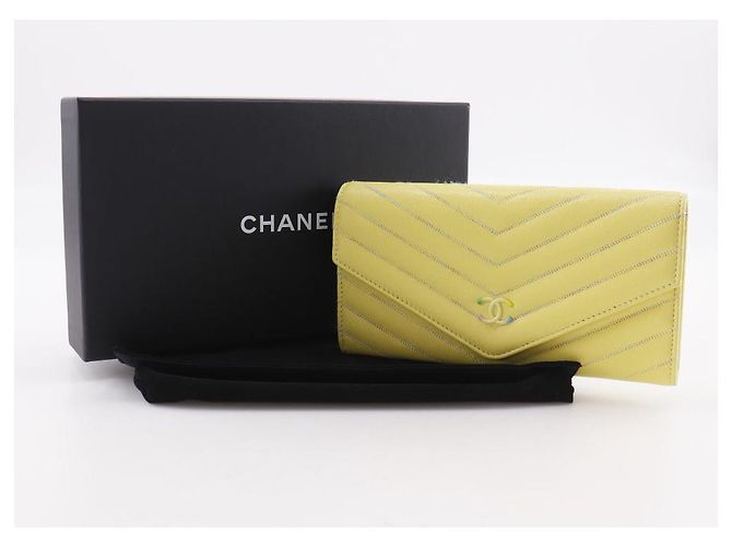 Cartera larga Chanel V Stitch de piel de cordero Amarillo - vista 19
