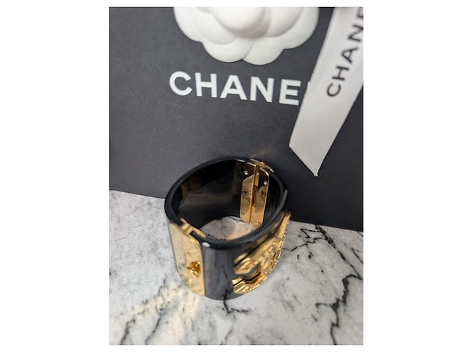 Bracciale Rigido Chanel Métiers d'Art Egitto in Resina Nera B19A Nero D'oro - vista 10