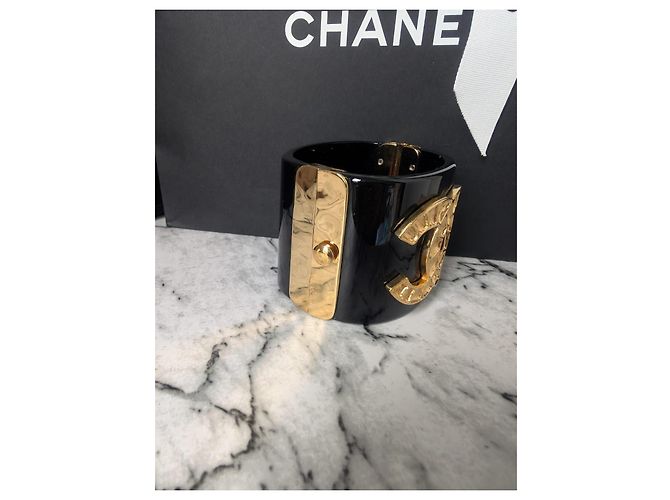 Bracciale Rigido Chanel Métiers d'Art Egitto in Resina Nera B19A Nero D'oro - vista 11