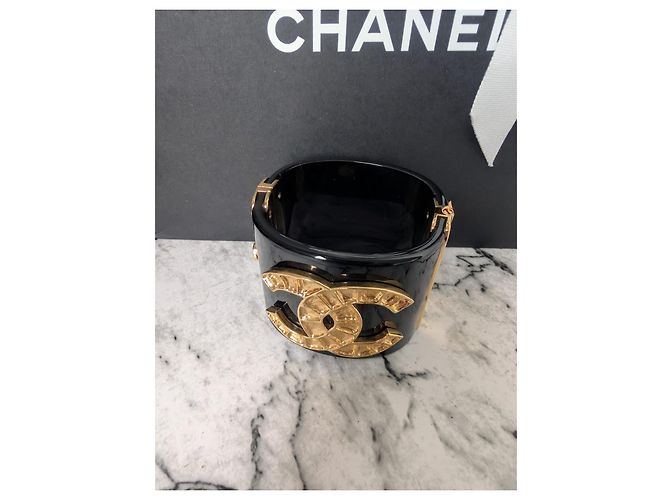 Bracciale Rigido Chanel Métiers d'Art Egitto in Resina Nera B19A Nero D'oro - vista 14