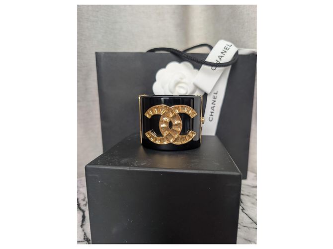 Bracciale Rigido Chanel Métiers d'Art Egitto in Resina Nera B19A Nero D'oro - vista 2