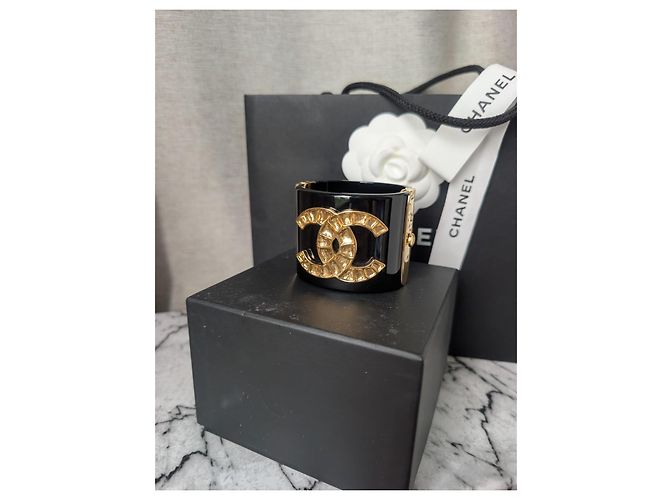 Bracciale Rigido Chanel Métiers d'Art Egitto in Resina Nera B19A Nero D'oro - vista 3