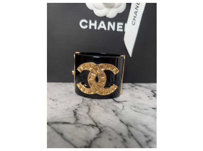 Bracciale Rigido Chanel Métiers d'Art Egitto in Resina Nera B19A Nero D'oro - vista 6