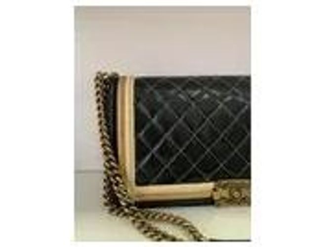 Borsa a tracolla Chanel Boy in pelle matelassé nera e oro Nero D'oro - vista 4